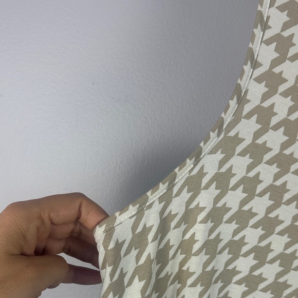 Cynthia Rowley Casual Tan & White Houndstooth Split Neck Tunic 1X Tank Top - Picture 4 of 8